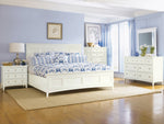 Dormitorio con cinco piezas en blanco antiguo Kentwood con paneles tamaño king